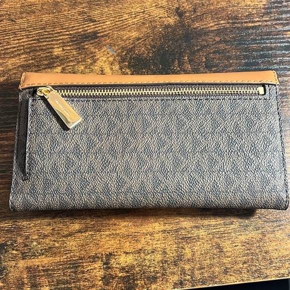 NWOT Authentic Michael Kors Wallet - Picture 2 of 5